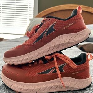 Women’s size 8 Altra Outroad shoe